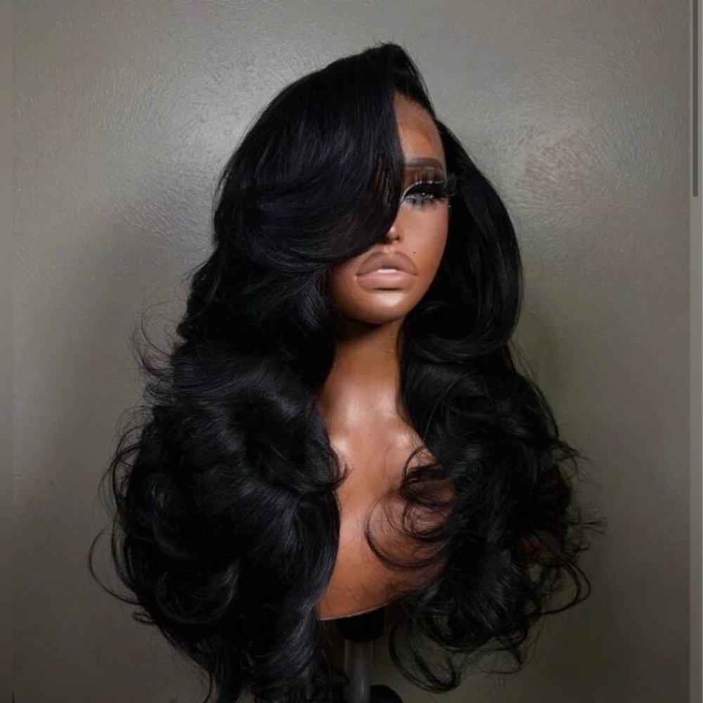Luxurious Black Wavy Hair Wig